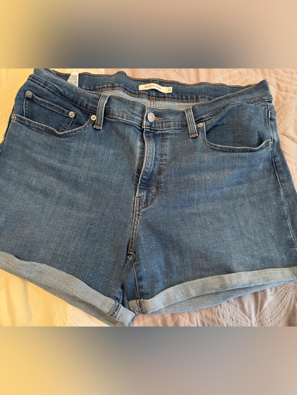 Levi’s mid length denim shorts 33